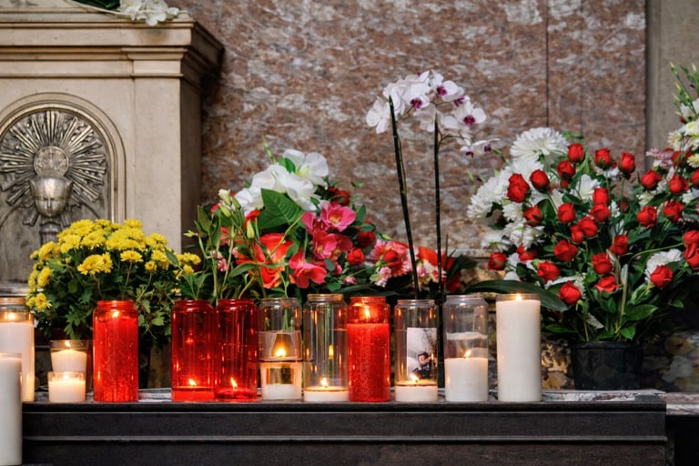 velas e flores em jazigo
