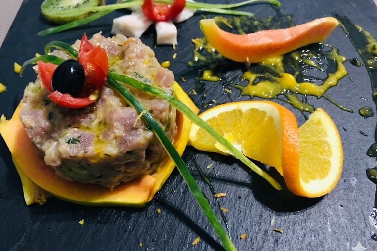 Tartare di tonno fresco con ingredienti semplici e di qualità servita a Maio