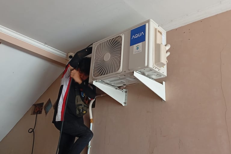 Lestari Teknik menyediakan layanan service AC, cuci AC, dan pasang AC panggilan untuk rumah, kos, ru