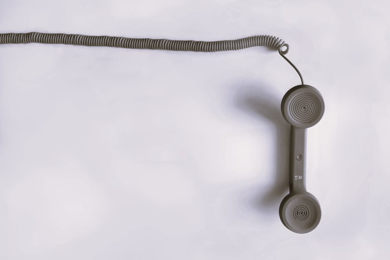 Photo en noir et blanc d'un téléphone, symbole de contact et d'appel