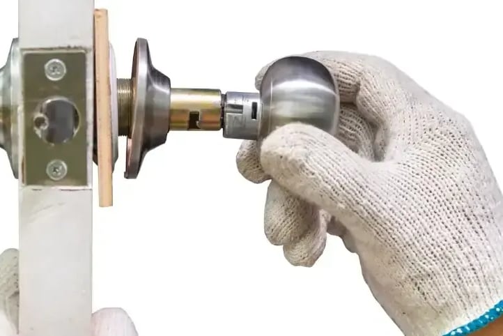 Fixing broken door knob