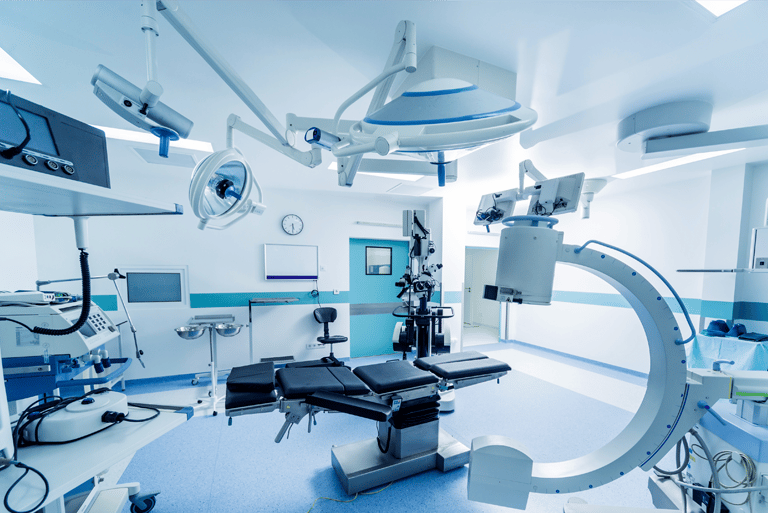 Laboratorio con muchos dispositivos medicos