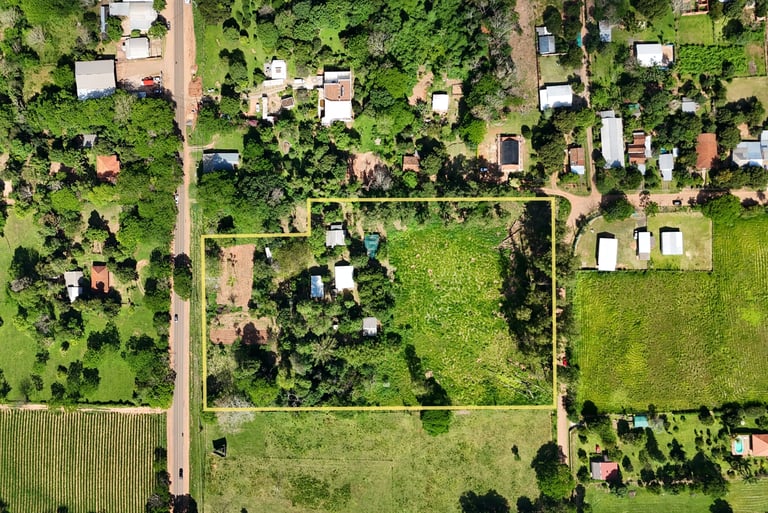 Zwei unmöblierte Häuser mit Garten und Altbaumbestand in Planta Urbana, Colonia Independencia, PY