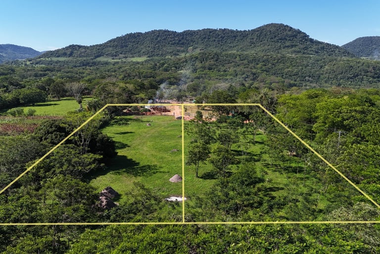 Zwei nebeneinanderliegende Grundstücke in Calle Mil, Independencia, mit Blick auf die Ybytyruzú-Berg