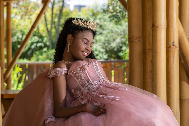 Sesión de fotografía profesional de 15 años inclusiva en el jardín botánico de Quito, Ecuador