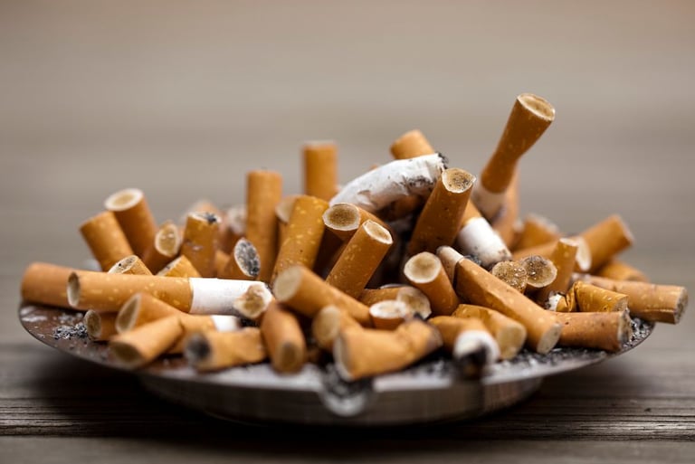 cendrier rempli de cigarette