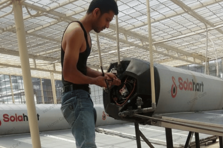 <img src="spare-part.jpg" alt="Penggantian spare part asli Solahart dengan garansi resmi">