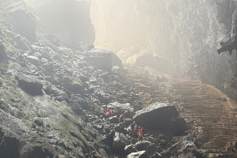 the climb down into watch out for dinosaurs, hang Son Doong cave, Vietnam