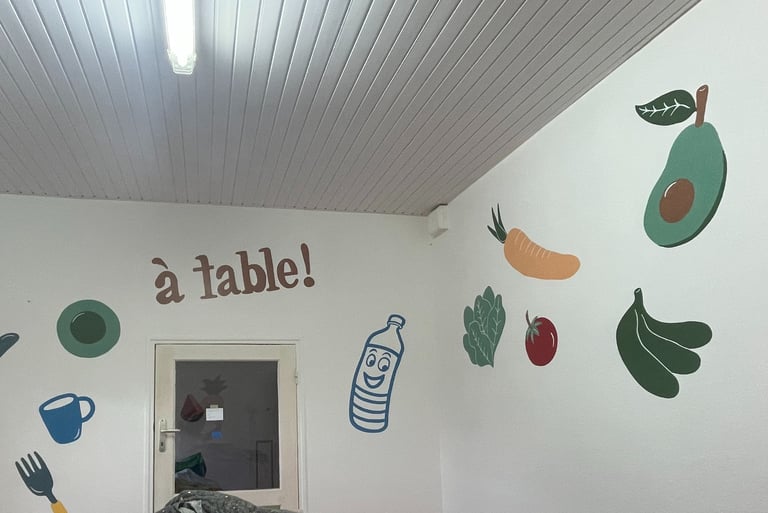 Peinture murale décorative "à table" pour la salle destinée aux repas dans une crèche