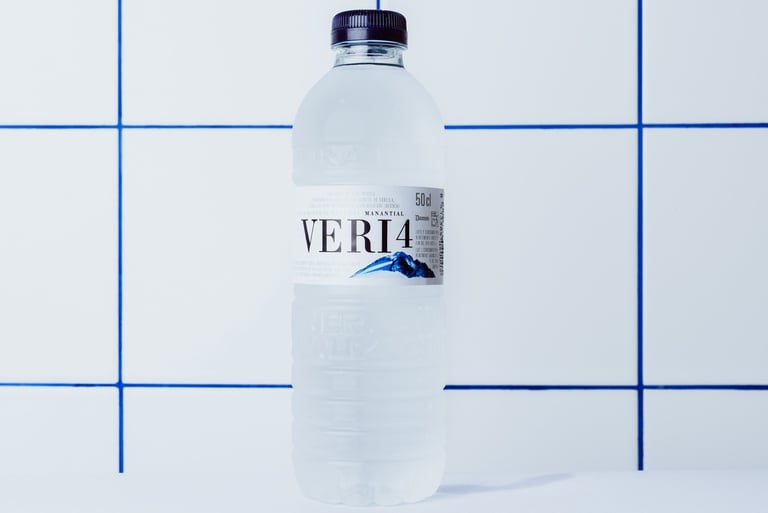 Botella de agua mineral Veri de 50 cl, disponible en Flipa