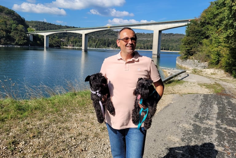 Eleveur en promenade avec ses Schnauzers