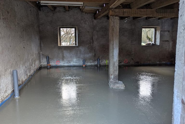 Grange en travaux dalle fraichement coulée