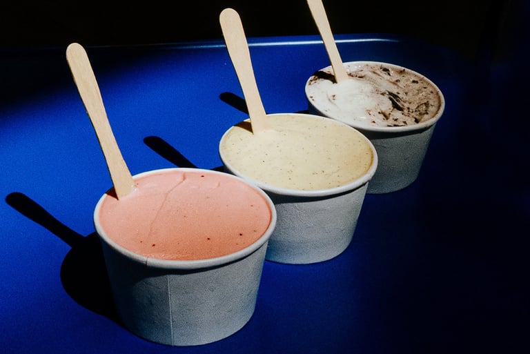 Tres tarrinas de helado de Flipa con sabores variados