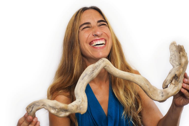 La artesana de joyería Gemma Martín riendo .