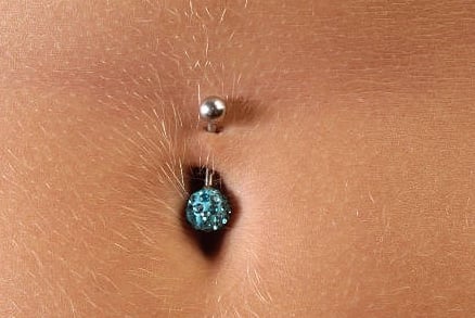 Safe navel piercing using hypoallergenic titanium barbell