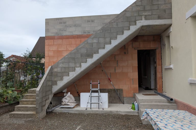 Extension en travaux avec étage