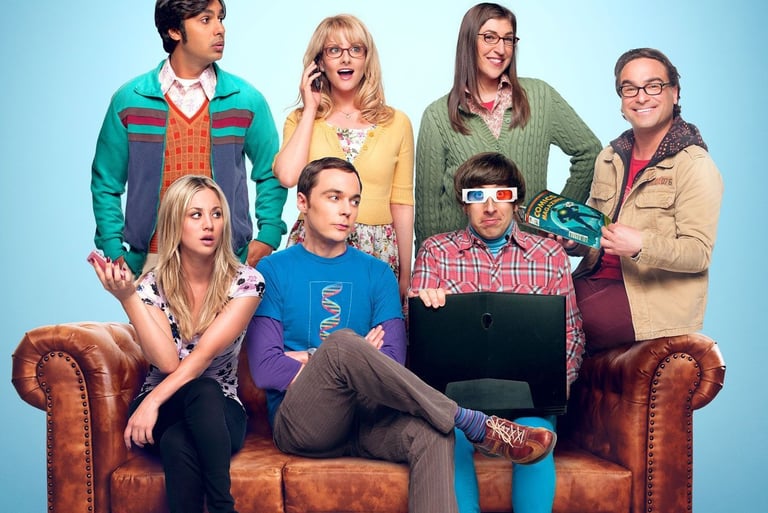 Personajes de The Big Bang Theory sentados en el sofá en una imagen representativa de la serie