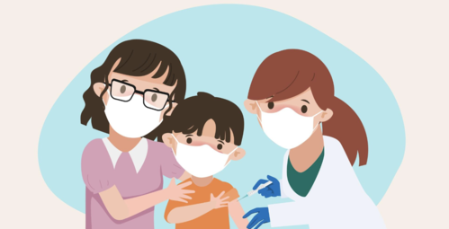 Dra. Isis Pediatra, vacunando a un niño de sarampión