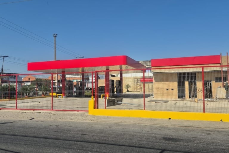 Estación de servicio remodelada por Petrosur C.A. con nueva estructura y pintura