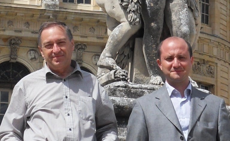 Maître Gestat de Garambé et Maître Pistone devant statue et palais. Portrait.