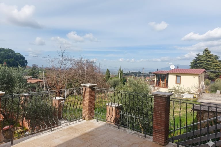Terrazzo panoramico della villa per eventi nei Castelli Romani con vista sul verde