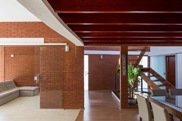 Interior casa sustentável em Brasília de tijolos ecológicos