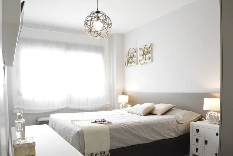 Diseño de interiores: dormitorio principal con colores claros para mayor luminosidad