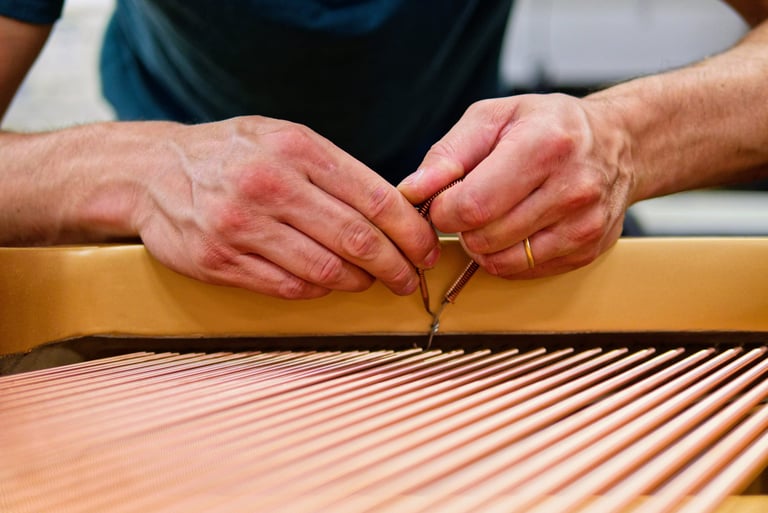 Accordeur de pianos Lyon- Réparateur de pianos Lyon- Niveau cordes