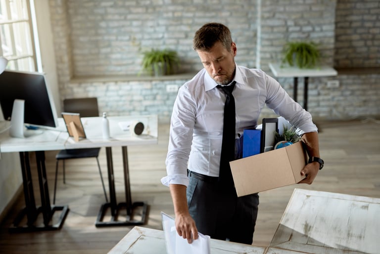 personne qui porte un carton lors de son licenciement