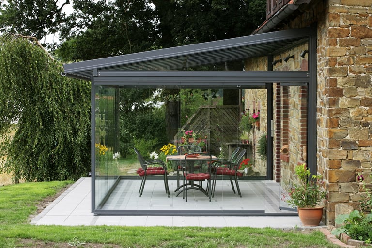 Veranda con cortinas de cristal