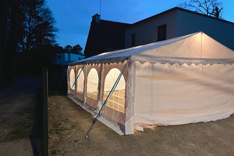 barnum de réception avec éclairage de nuit