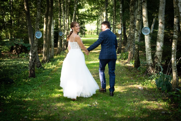 Para ślubna podczas sesji plenerowej, fotografia ślubna na świeżym powietrzu