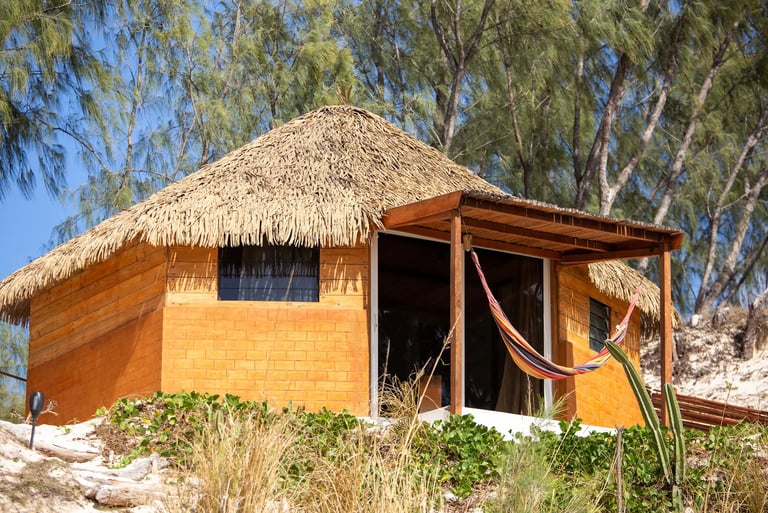 Bungalow extérieur à l’hôtel Ocean Lodge à Sakalava Diego-Suarez Madagascar avec vue sur la plage