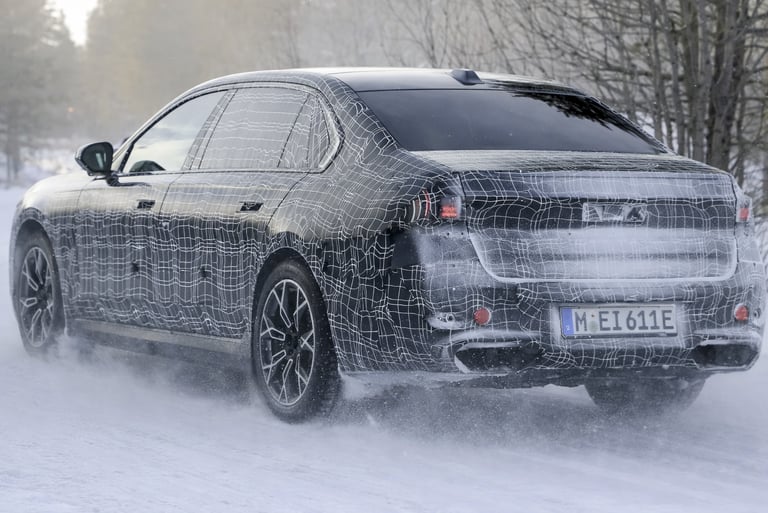 protótipo camuflado do BMW Série 7 2026 durante testes na neve