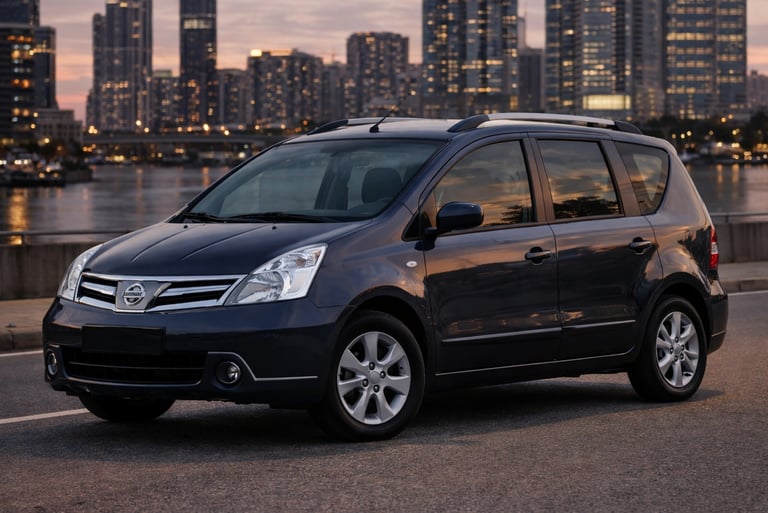 carro grande e barato nissan livina azul minivan espaçosa em ambiente urbano