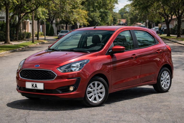 carro pequeno Ford Ka vermelho estacionado em bairro residencial