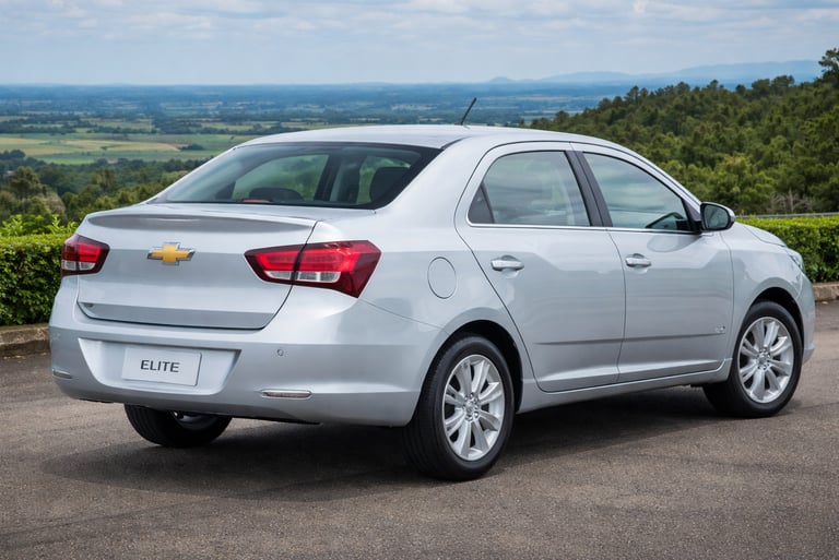 Chevrolet Cobalt Elite 2017 automático visto de trás com foco no espaço e porta-malas