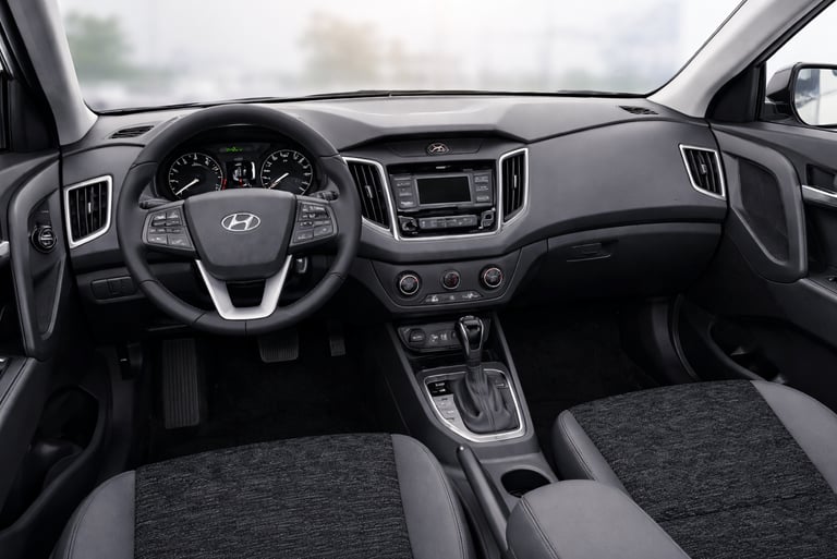 Interior do Creta 2022 automático com painel e multimídia SUV usado por cerca de 89 mil