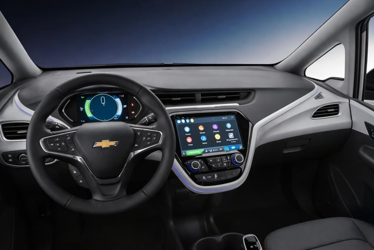 Interior do Chevrolet Bolt 2027 com painel digital e central multimídia