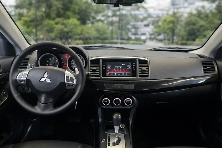 interior Mitsubishi Lancer HL-T 2019 com painel, volante multifuncional e central multimídia