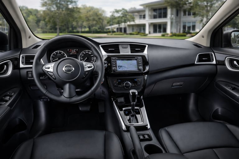 Nissan Sentra 2020 interior com painel, câmbio CVT e acabamento em couro