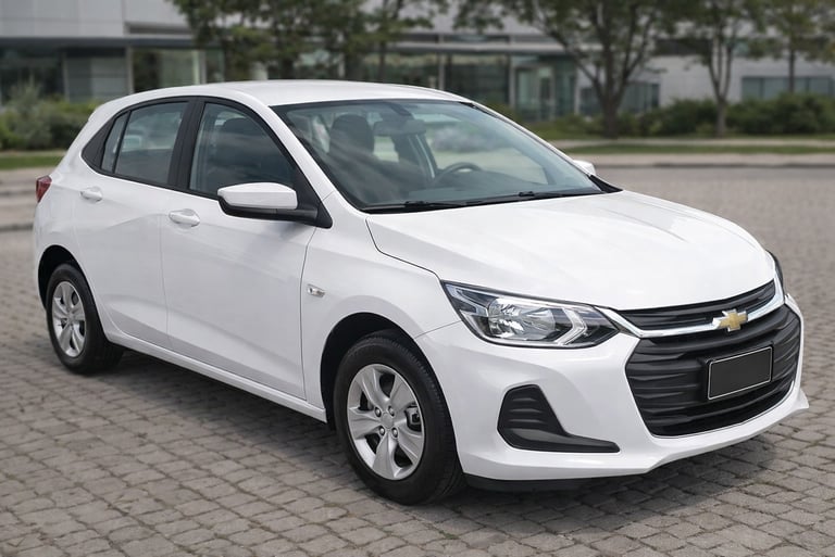 modelos onix 1.0 branco versão de entrada com design moderno em ambiente externo