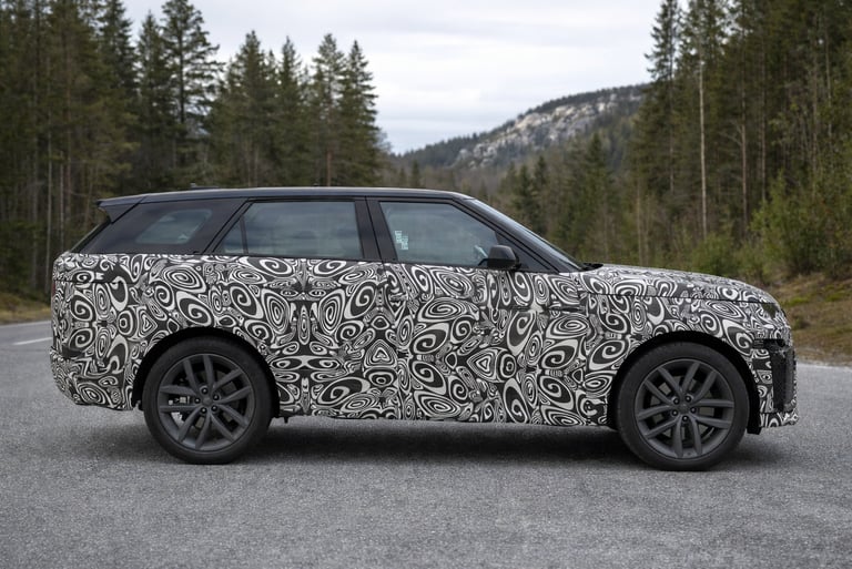 Range Rover Sport 2027 flagrado em testes com camuflagem visto de perfil