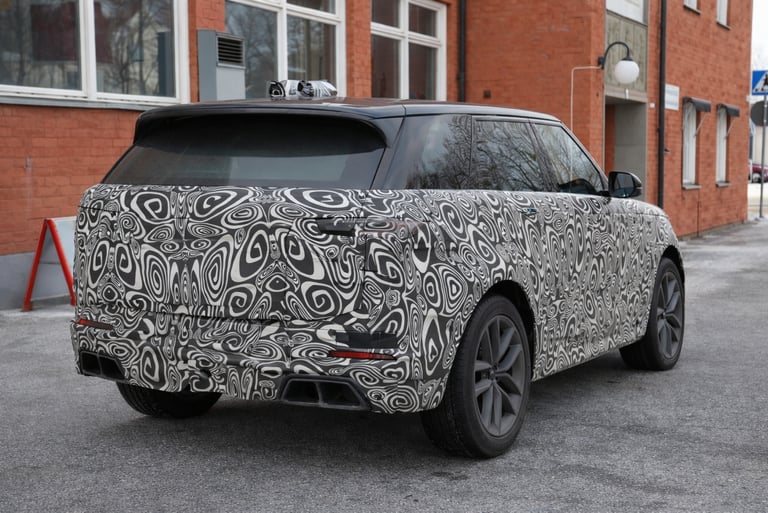 Novo Range Rover Sport 2027 em testes com traseira camuflada