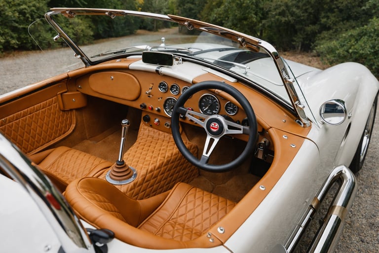 interior de shelby cobra clássico com bancos de couro marrom e painel esportivo