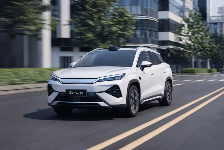 SUV elétrico da BYD Ultra EV rodando na cidade com até 710 km de autonomia e carregamento rápido