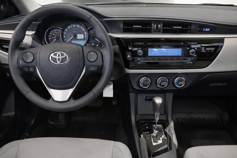Interior do Toyota Corolla 2016 automático com painel, volante multifuncional e câmbio CVT