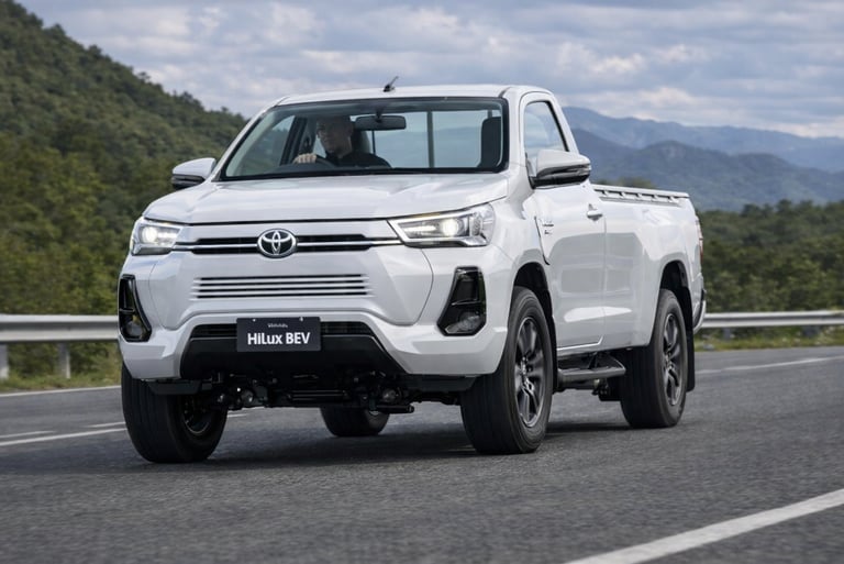 Toyota Hilux elétrica 2026 rodando em estrada com paisagem ao fundo