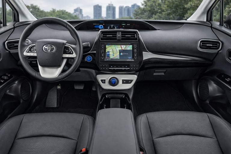 interior Toyota Prius híbrido 2018 com painel digital e tecnologia eficiente para economia de combus