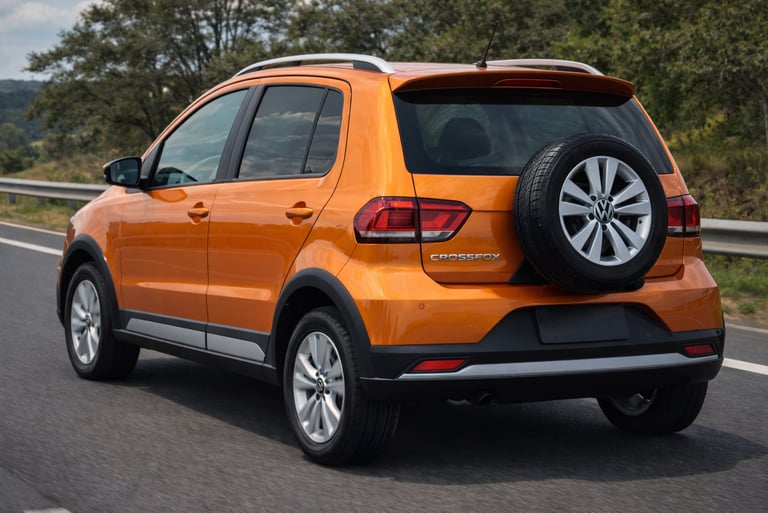 VW CrossFox usado traseira em destaque com estilo aventureiro e robusto